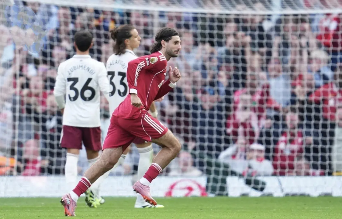 完成梅开二 完成梅开二