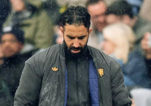 月接替滕哈, 也被认为对, 待教练和球 月接替滕哈, 也被认为对, 待教练和球